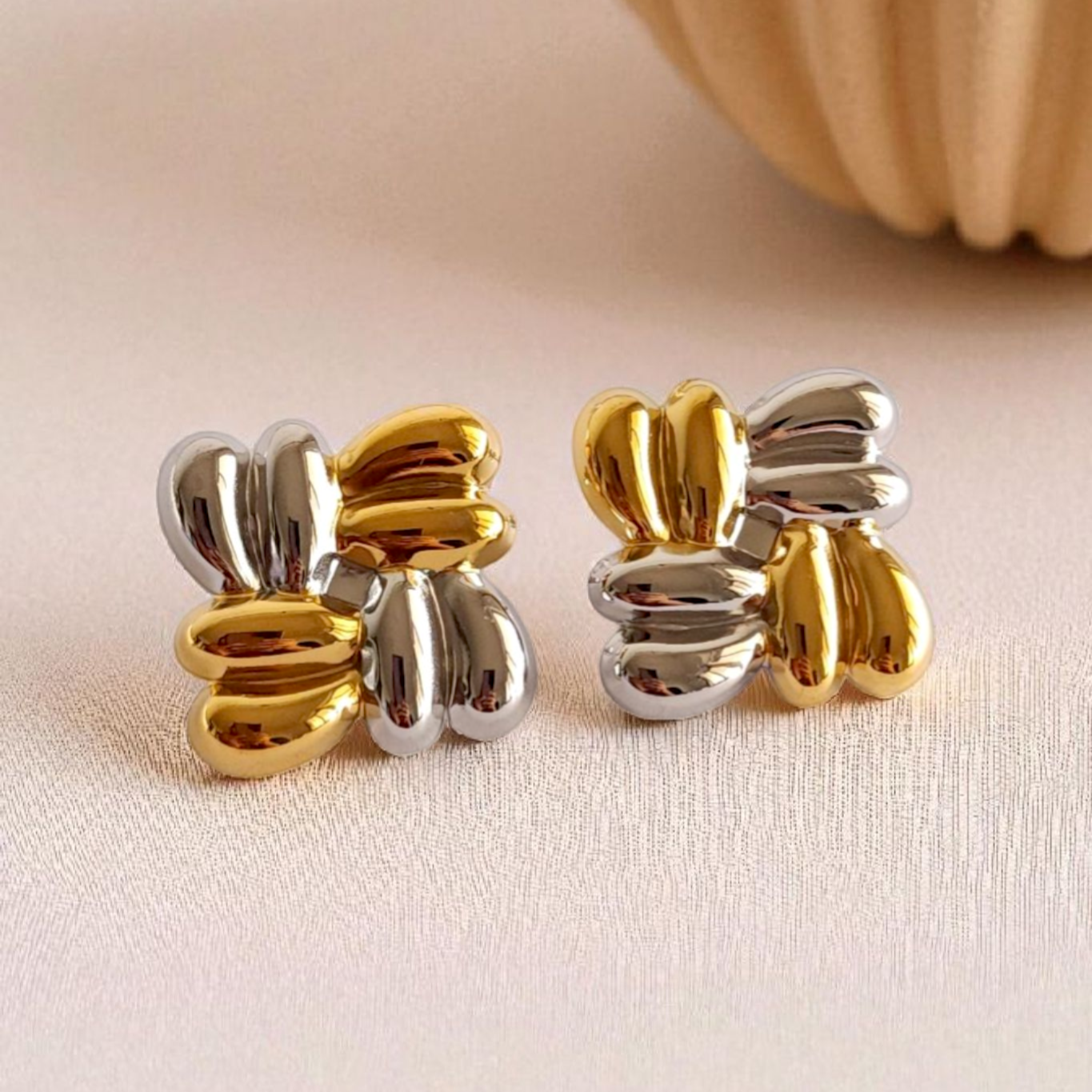 Two-Tone Petal Earrings Wisteria